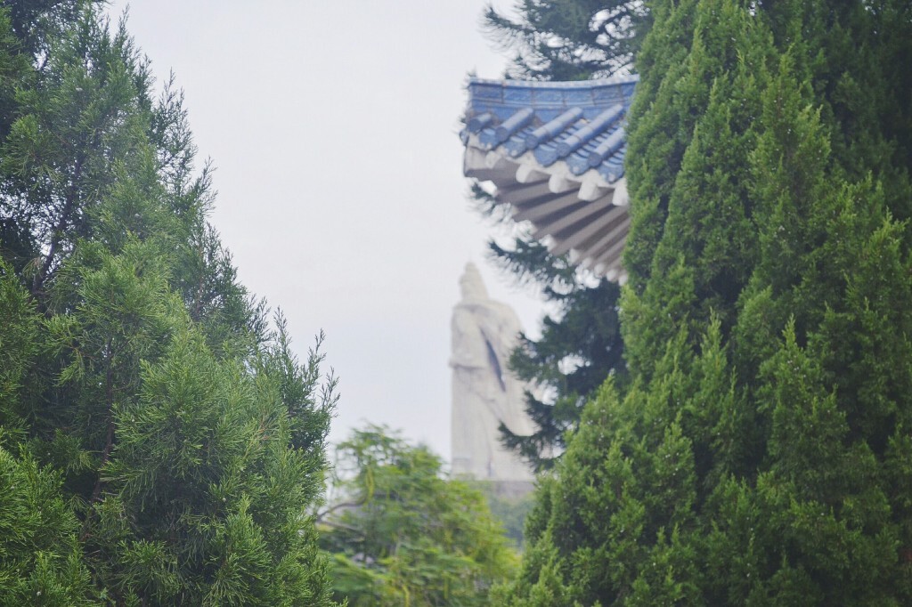 厦门鼓浪屿的旅游景点中，有一处郑成功的雕像，他面向台湾，目光坚定，从未离开。