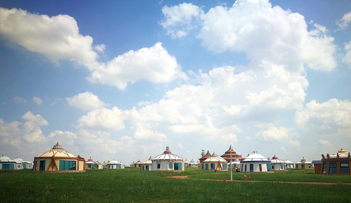 蓝天白云下的蒙古包