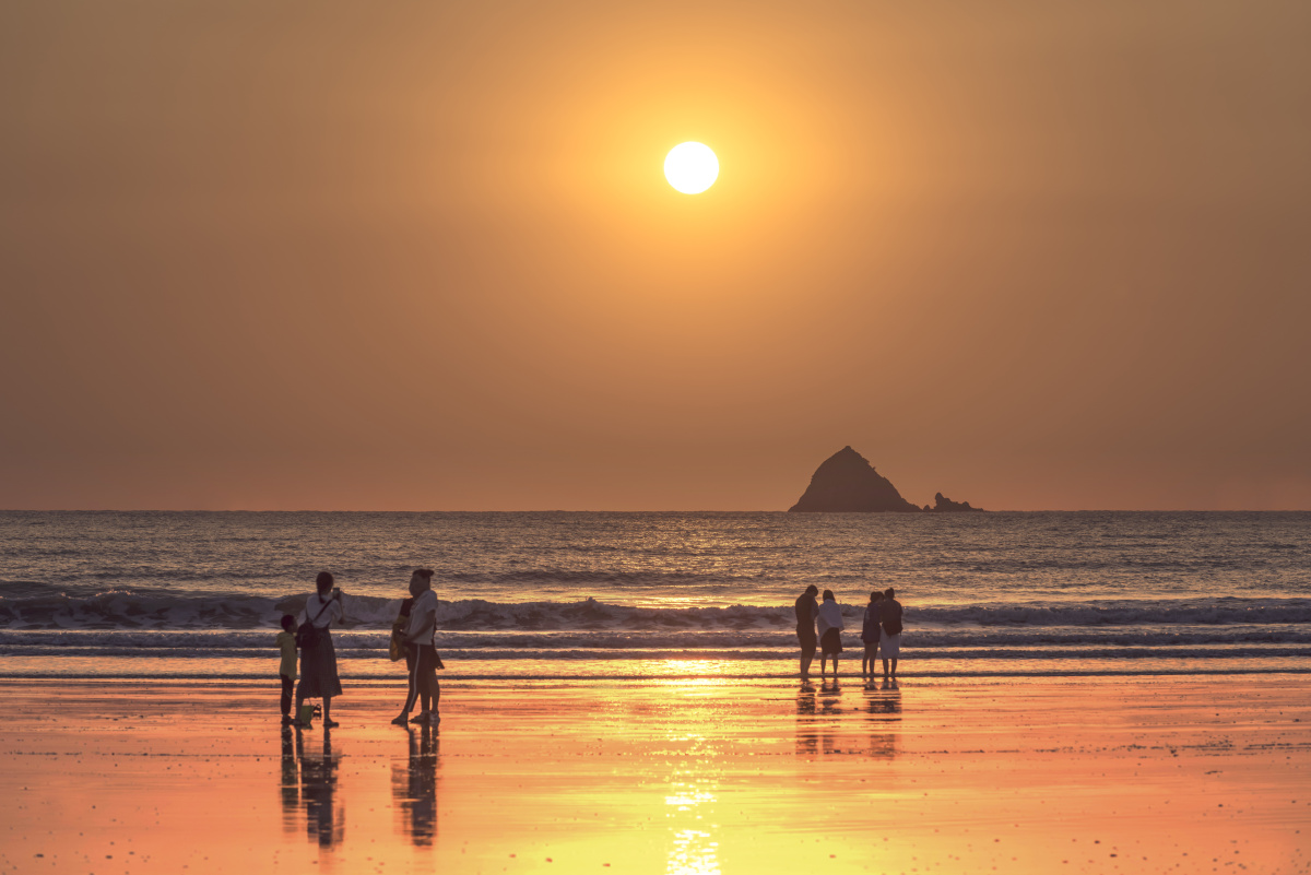 霞浦滩涂边,面对着东方,迎接日出,成群留影的人们