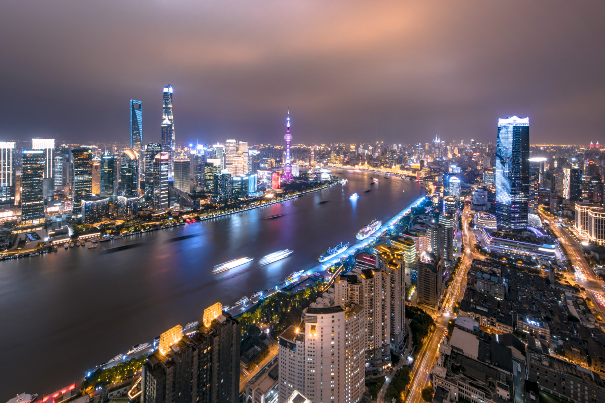 浦江两岸的高层建筑灯光璀璨交相辉映彰显国际大都市的风范