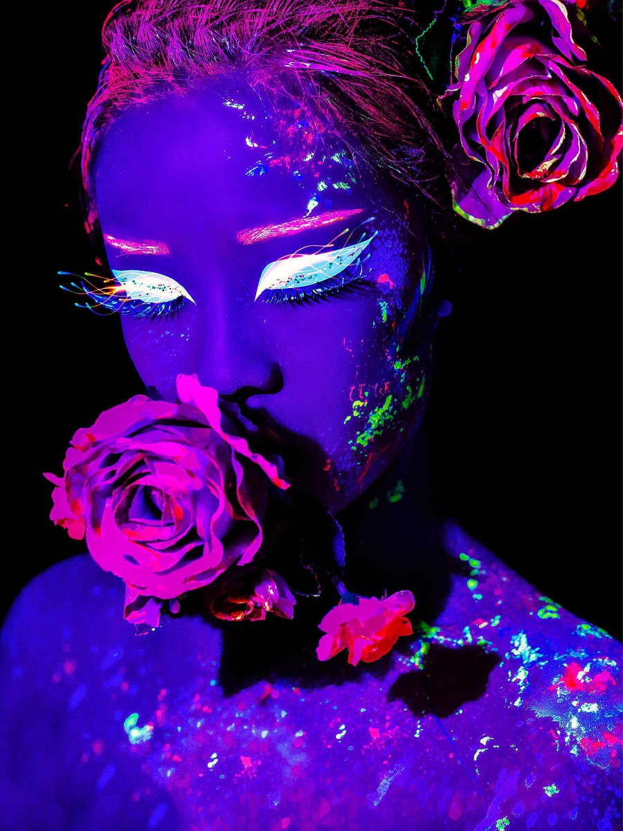 这是荧光彩绘的人像,用冷光灯配合荧光造型佶盦关注