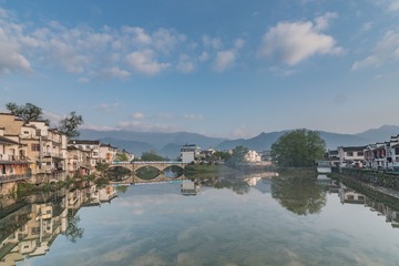 370959