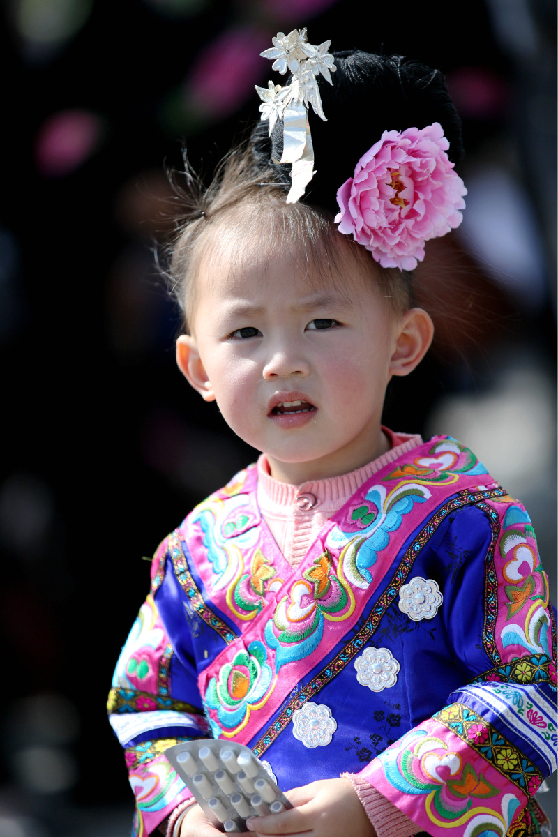 萌萌的苗族小姑娘