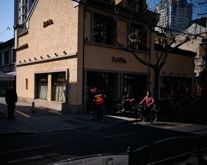86302