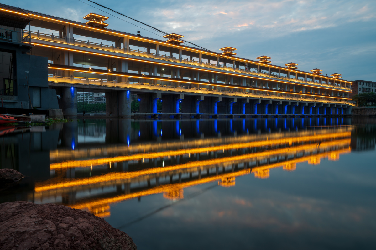 蒸水河西渡水闸夜景