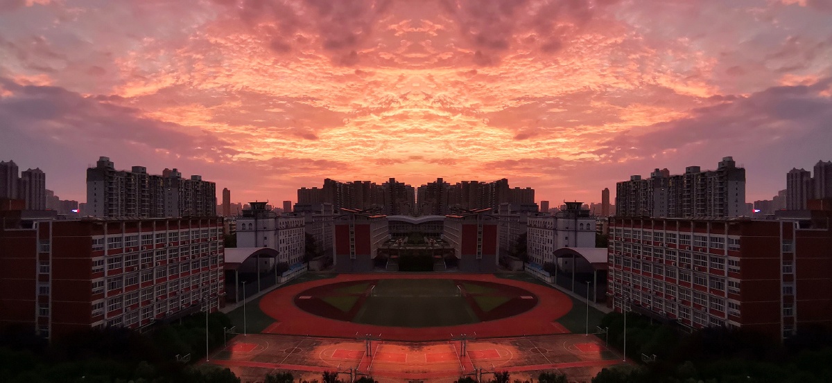 红色朝霞里的校园后期对称效果