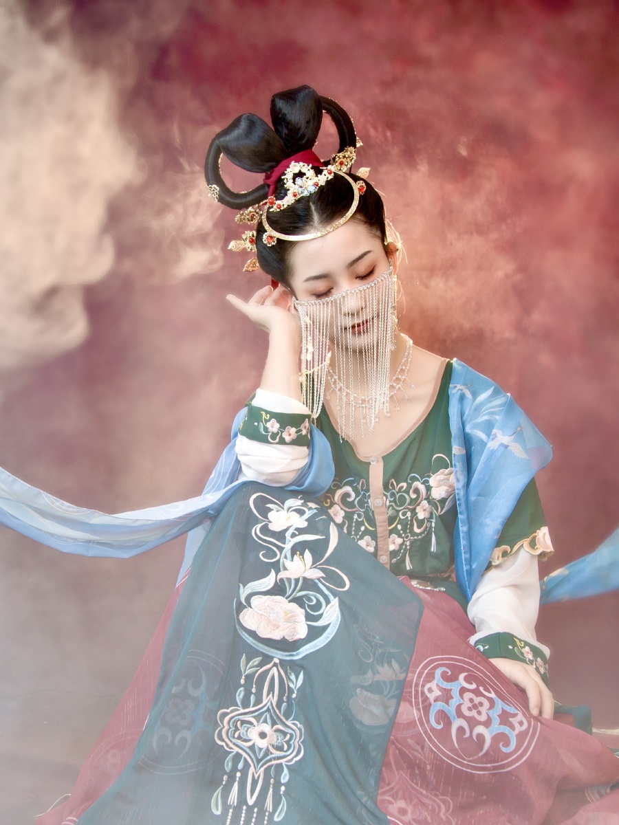 《敦煌飞天女》本人女摄一枚,热爱三坑,常拍汉服,例如侠客,敦煌飞天