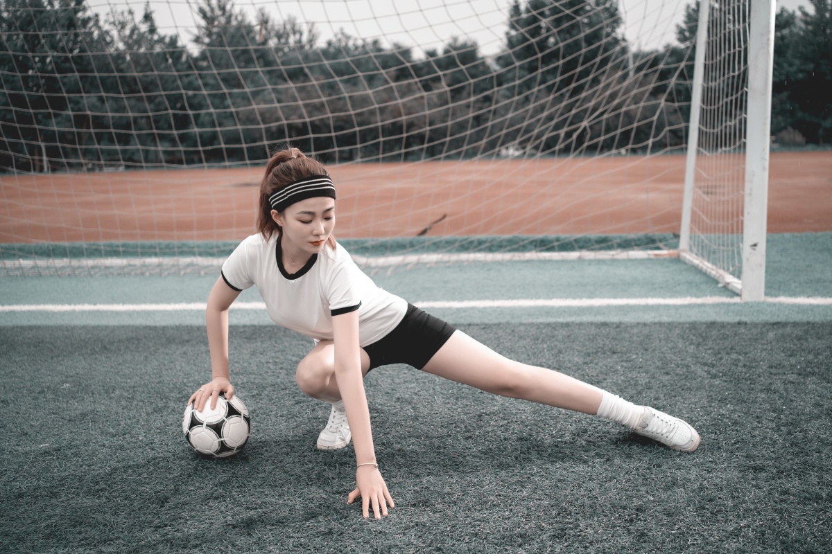 足球宝贝原定的拍摄天气有些小雨模特十分敬业的在湿透的绿荫草凹造型