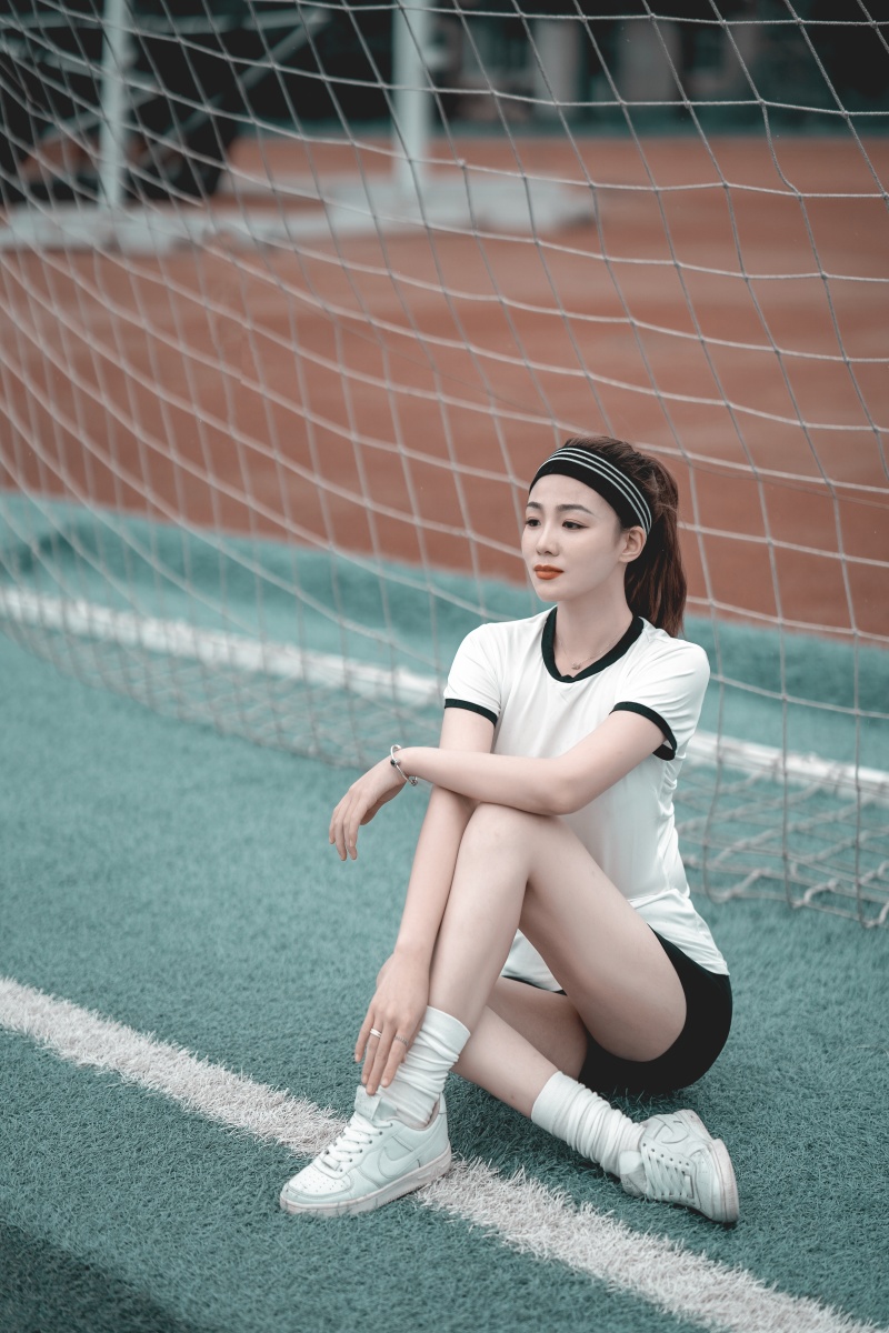 足球宝贝原定的拍摄天气有些小雨模特十分敬业的在湿透的绿荫草凹造型