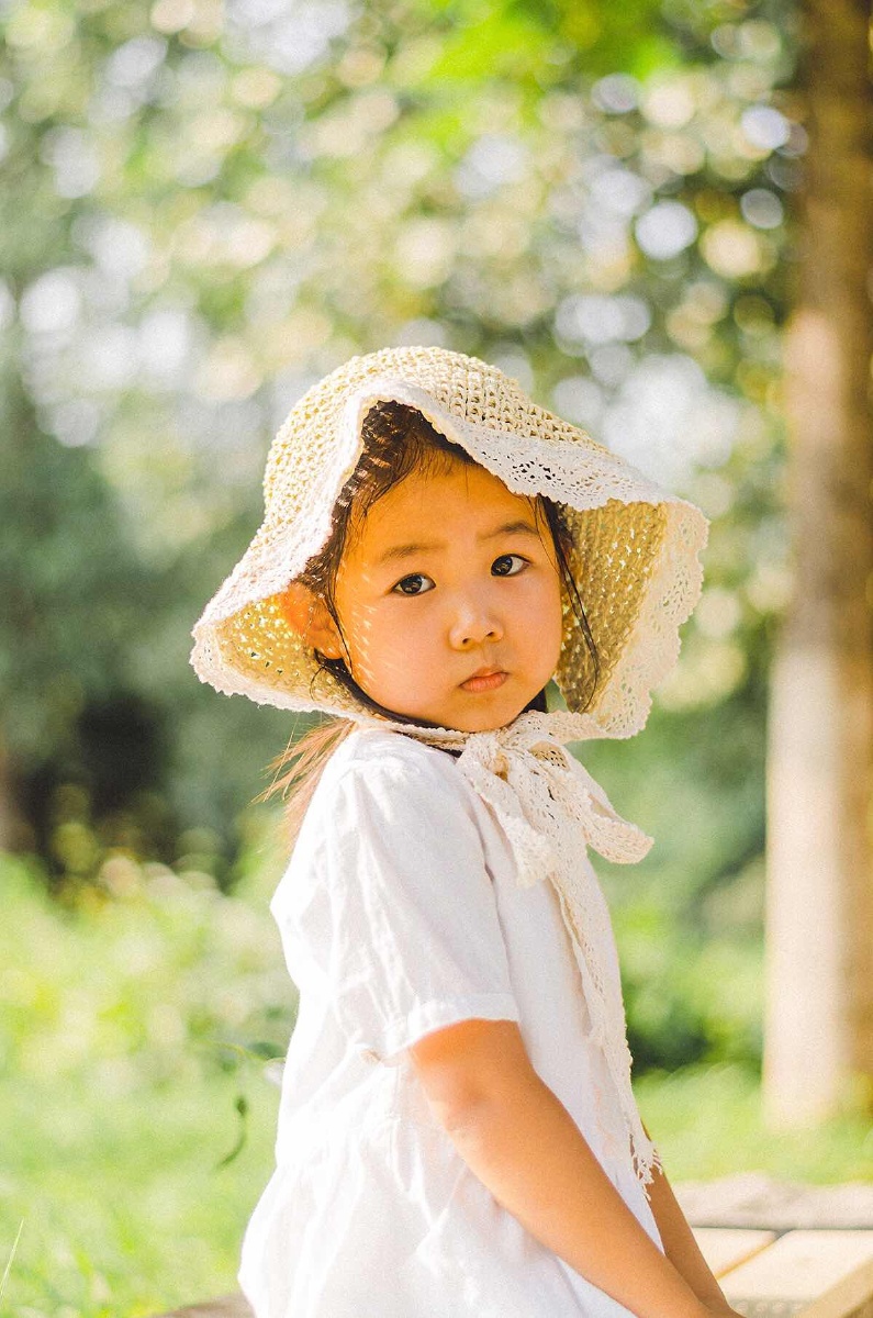戴草帽的小女孩