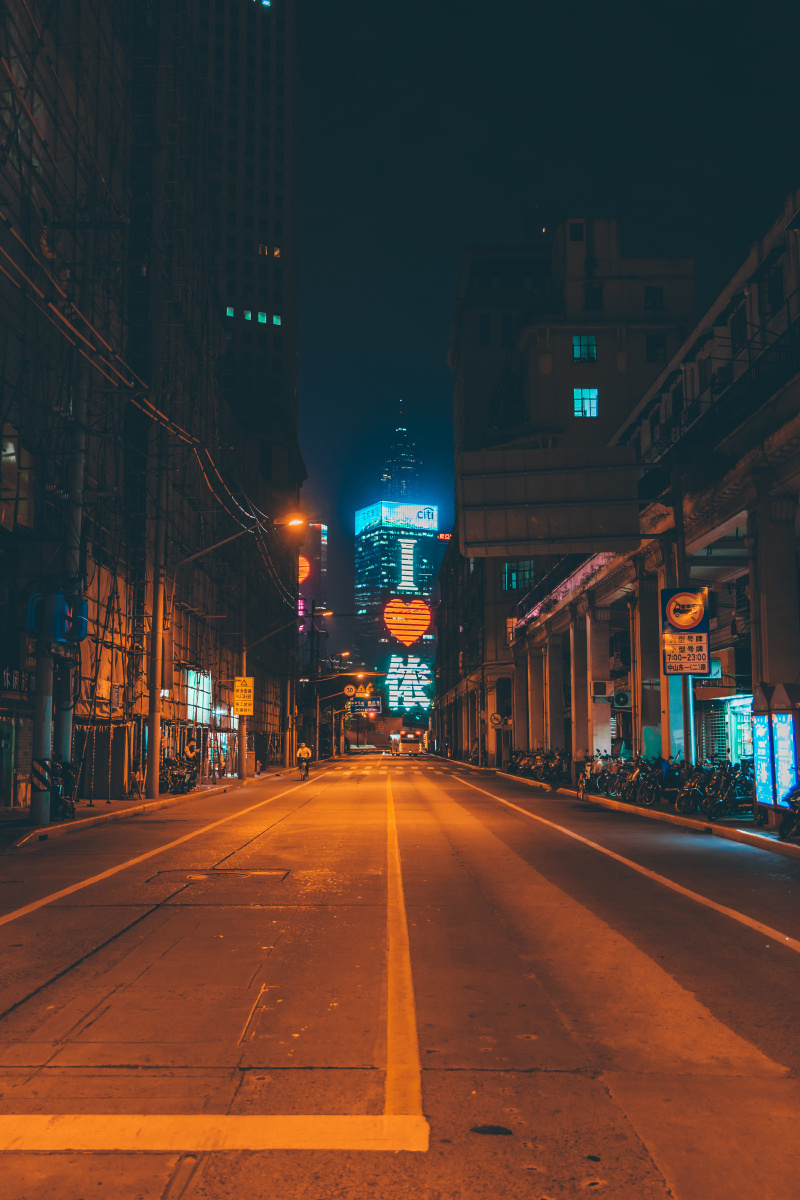 入夜后的重庆令人著迷是街拍的好地方呢
