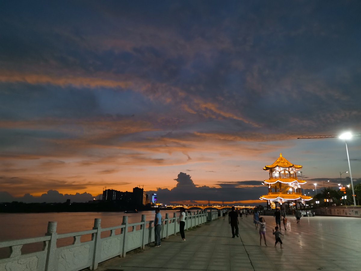 平南江北公园每天都上演大型晚霞表演美轮美奂