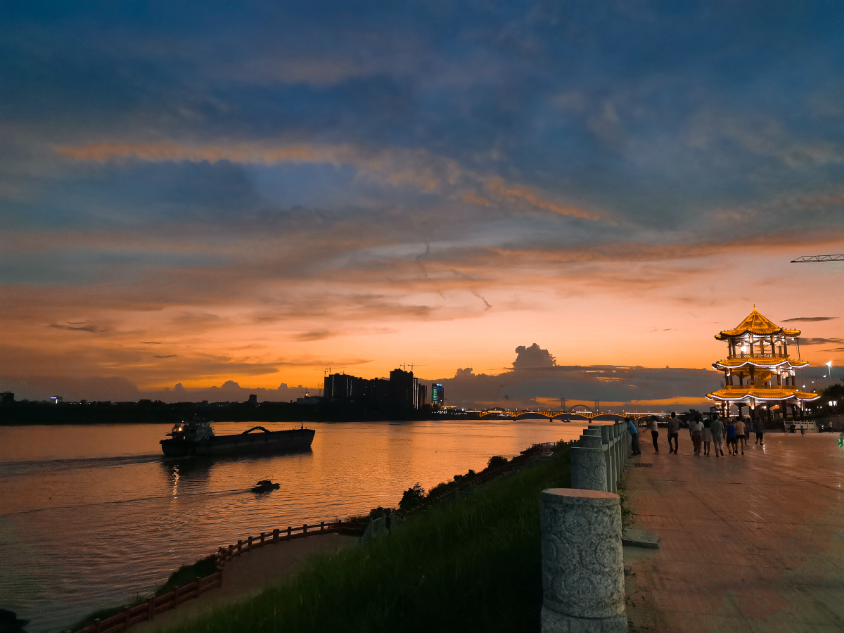 平南江北公园每天都上演大型晚霞表演美轮美奂