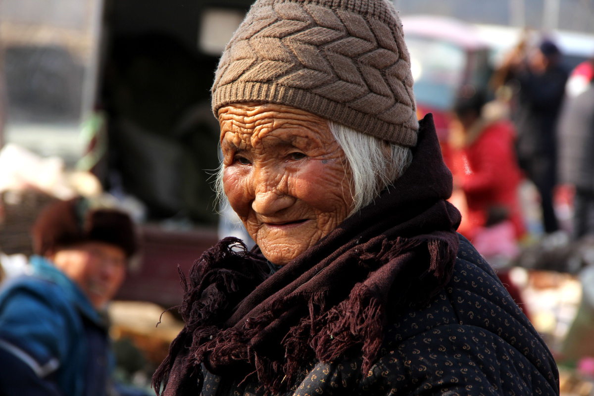 个打赏的人吧打赏点赞是美德,打赏是鼓励拍于枣庄山亭,饱经沧桑的老人