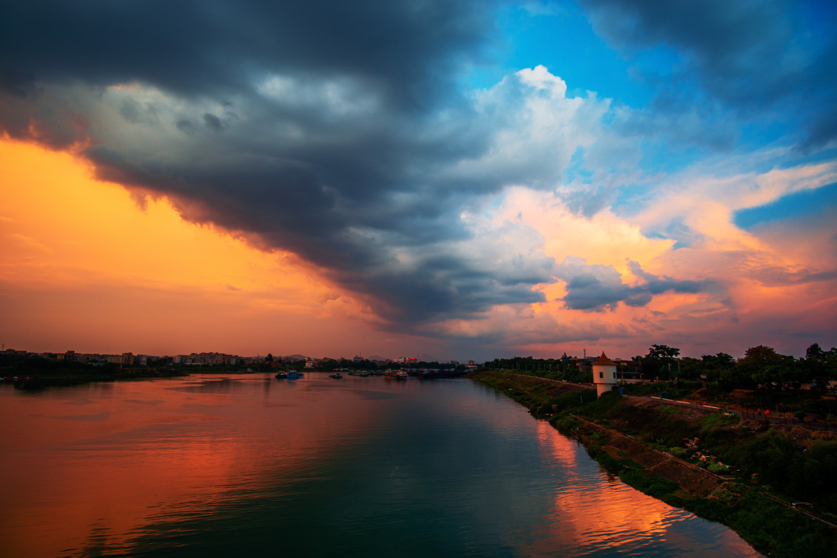 霞光与乌云,水天相接,魔幻风光