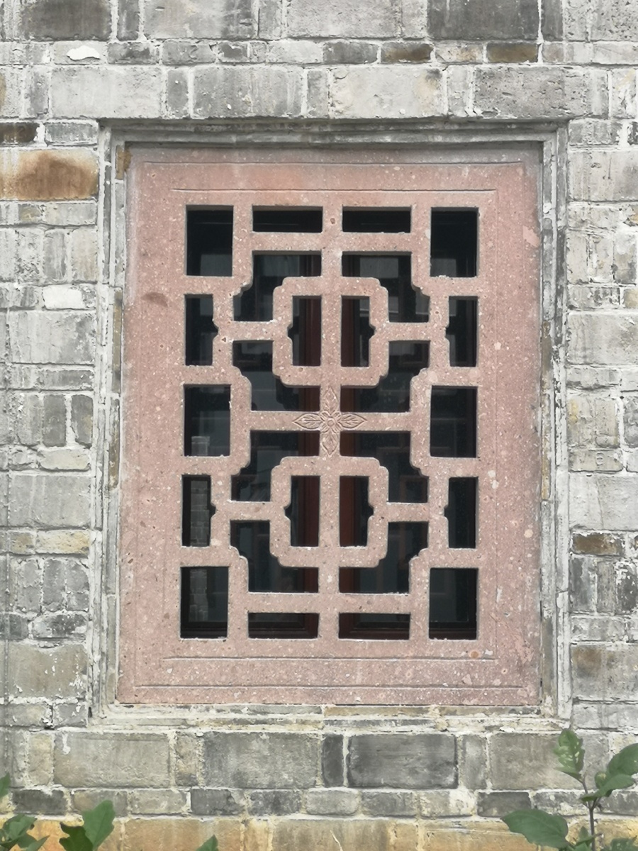 古代石窗这种石窗很别致老百姓因地取材又融入了民俗元素有特色