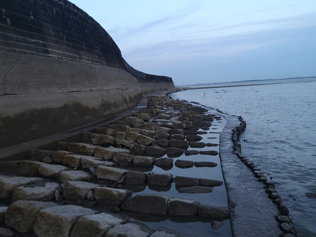 钱塘江海宁鱼鳞石塘康雍乾三朝花费巨资修建巨大的石条用铸铁燕尾榫