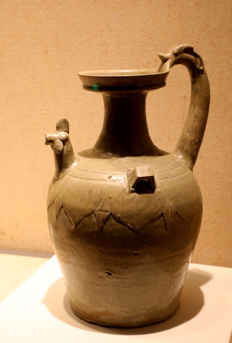 南朝青瓷莲瓣纹龙柄鸡首壶