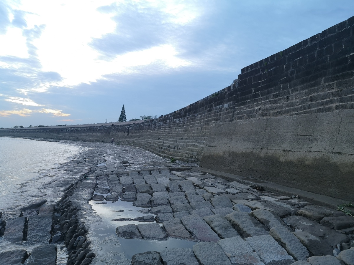 钱塘江海宁鱼鳞石塘康雍乾三朝花费巨资修建巨大的石条用铸铁燕尾榫
