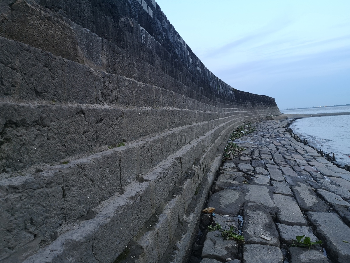 钱塘江海宁鱼鳞石塘康雍乾三朝花费巨资修建巨大的石条用铸铁燕尾榫