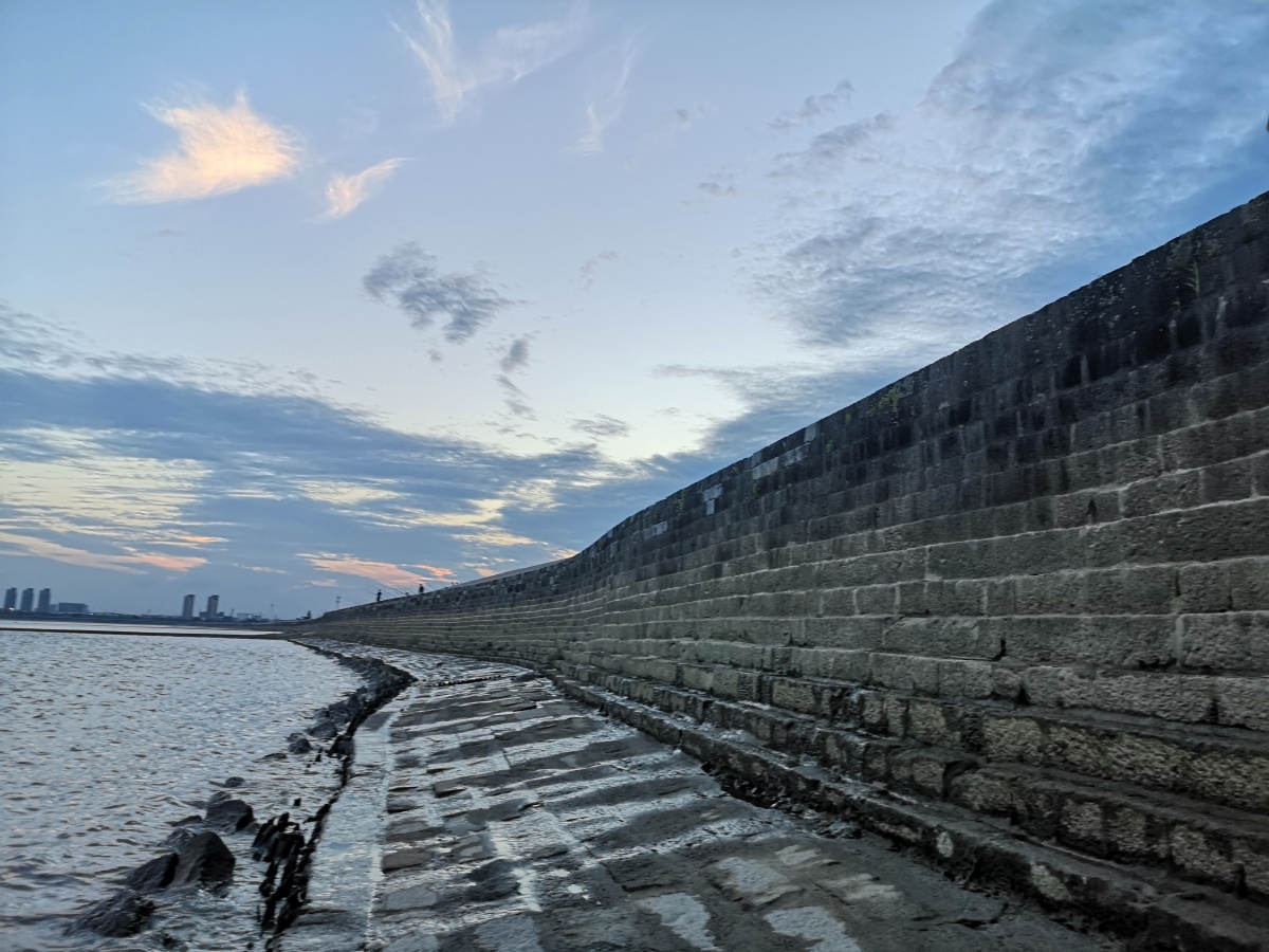 钱塘江海宁鱼鳞石塘康雍乾三朝花费巨资修建巨大的石条用铸铁燕尾榫