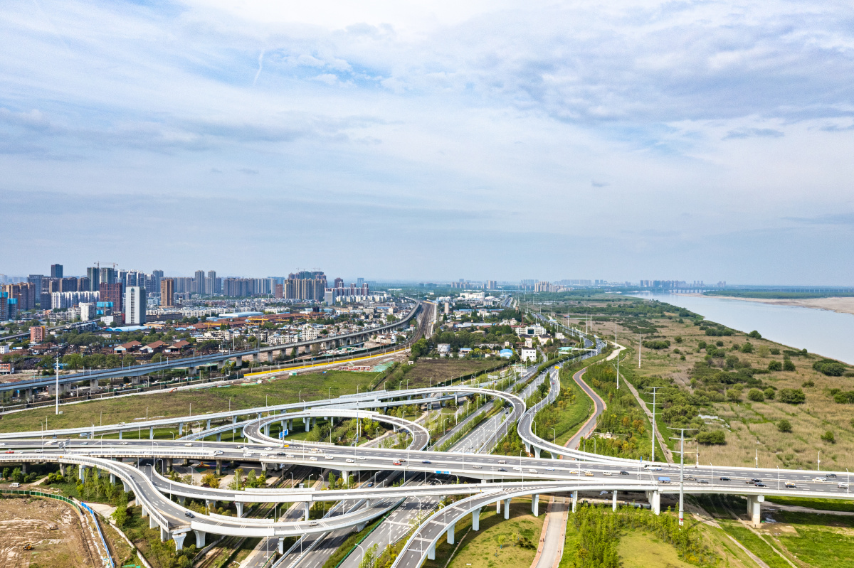 航拍武汉江北快速路二七江滩