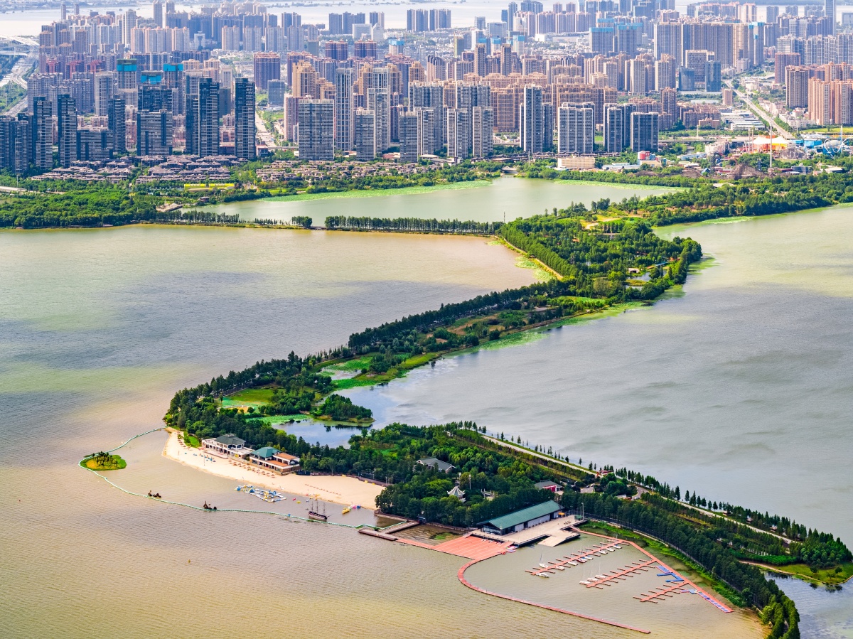 航拍武汉东湖之心华侨城