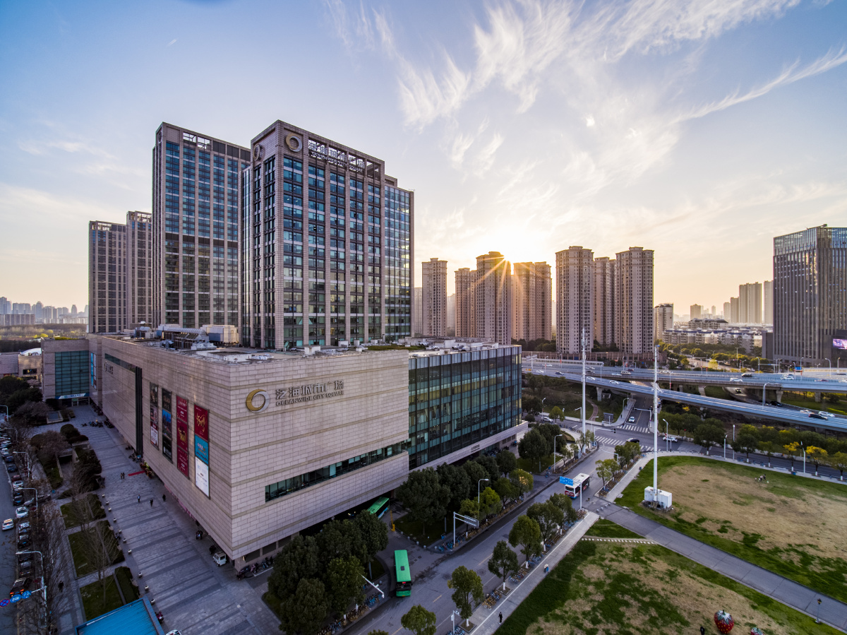 航拍武汉泛海城市广场日暮