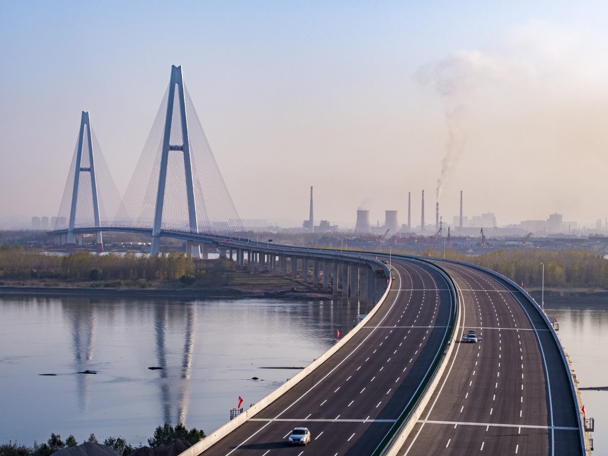 航拍武汉青山长江大桥