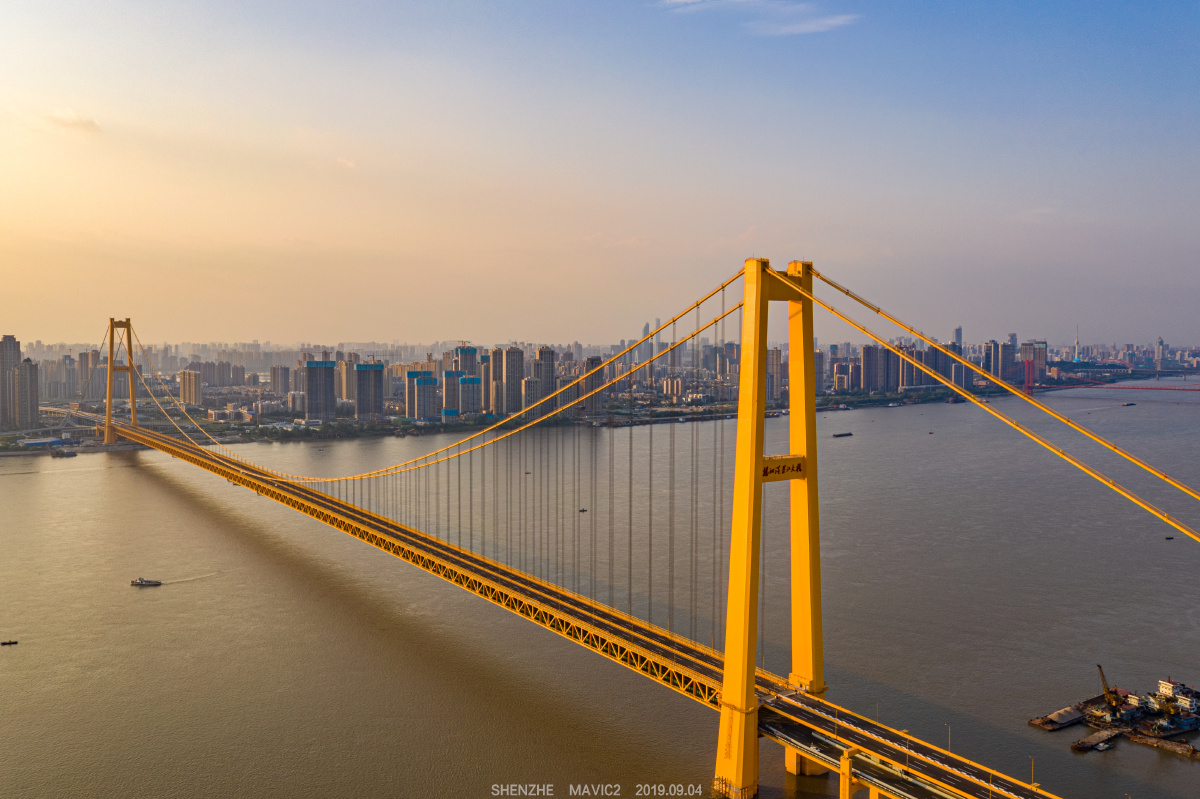 金黄色的杨泗港长江大桥