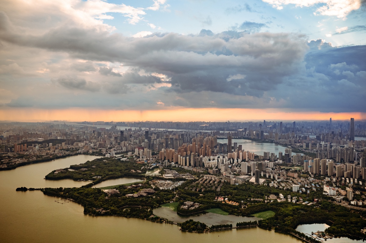 航拍武汉东湖宾馆日落