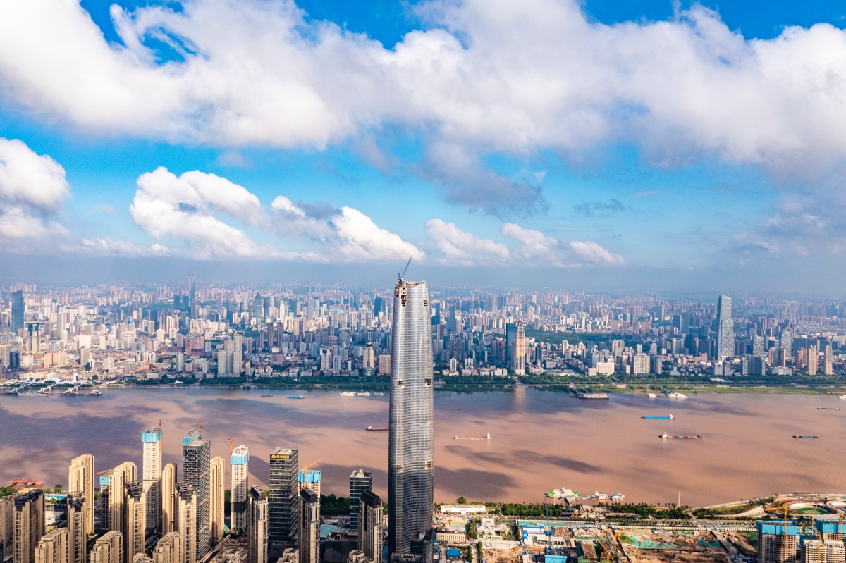 航拍武汉长江两岸蓝天白云