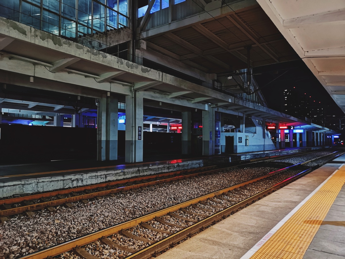 焦作站1站台等待晚点的1554次