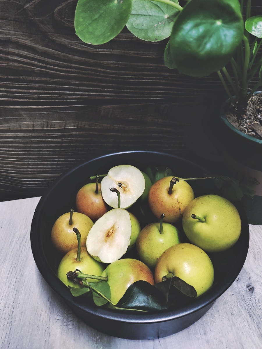 闷热的夏天适合来一筐香脆爽口的丁香梨