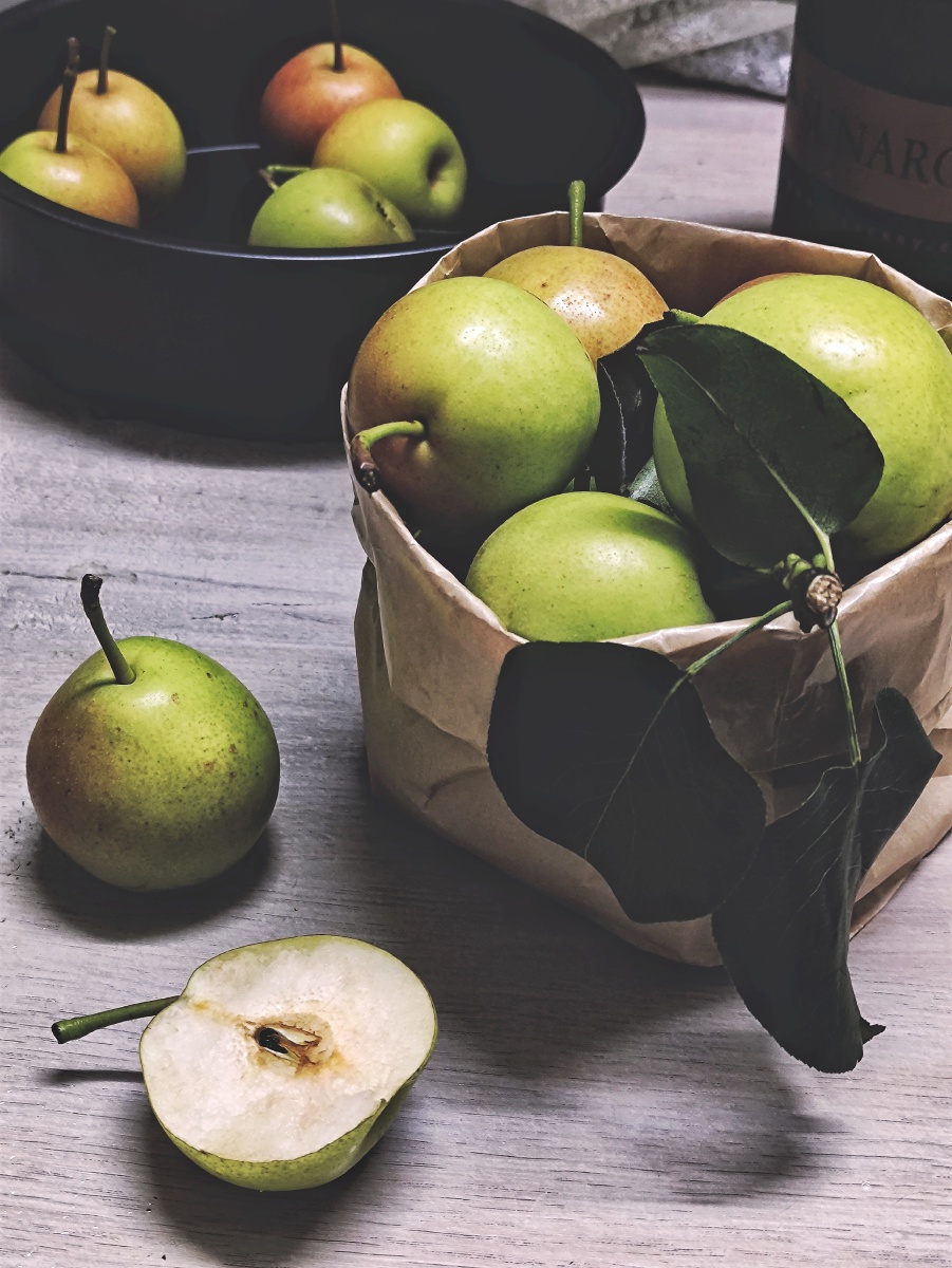 闷热的夏天适合来一筐香脆爽口的丁香梨