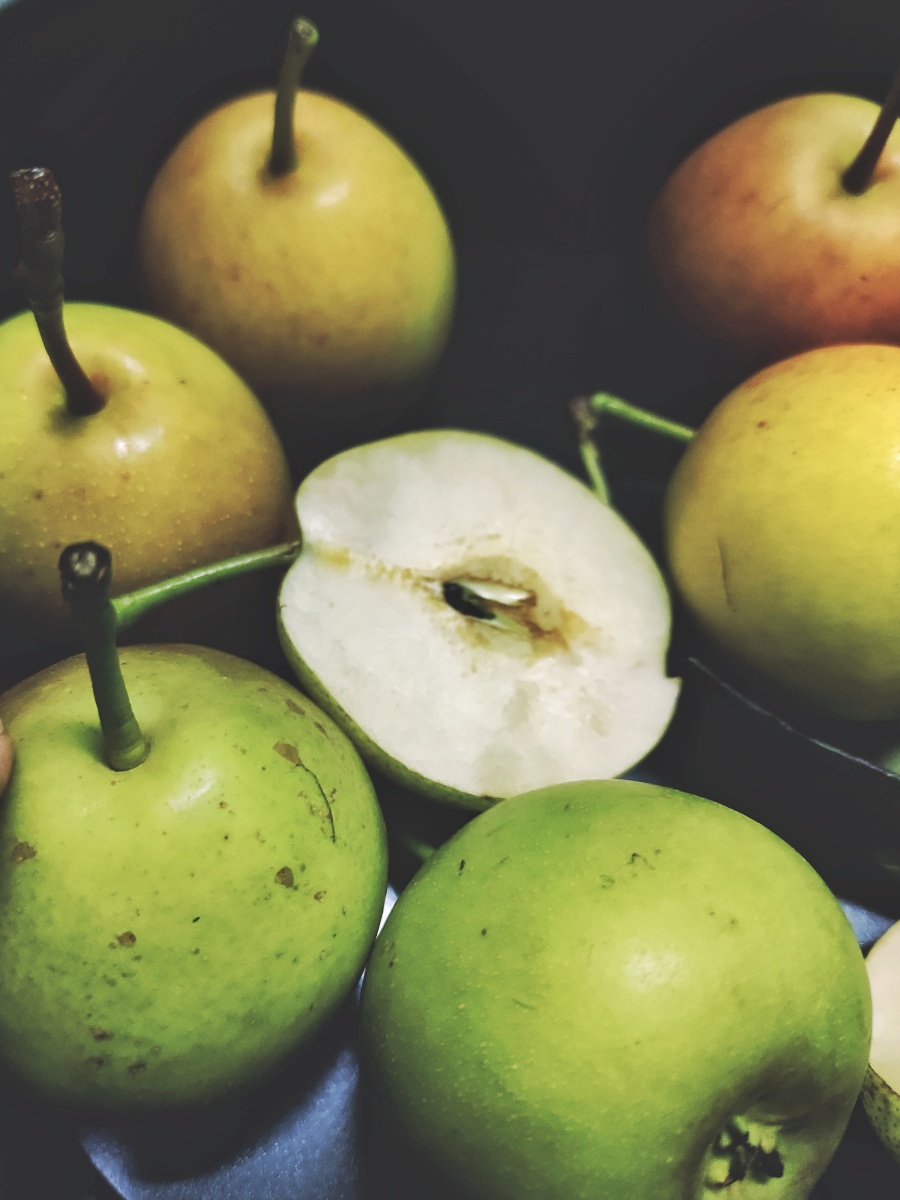 闷热的夏天适合来一筐香脆爽口的丁香梨