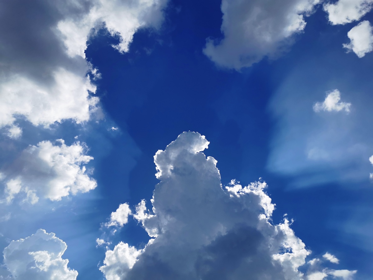 夏日晴空停下来抬头看天捕捉天空难得的可爱