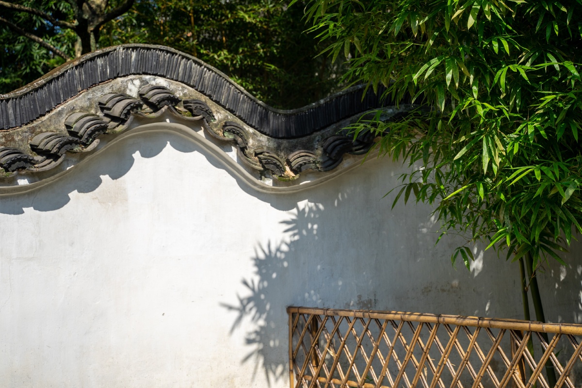 古建白墙篱笆绿竹