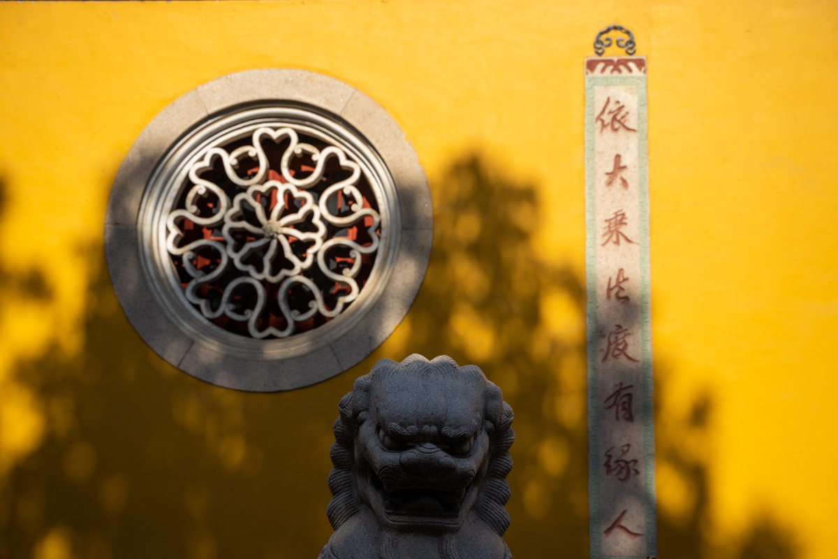 寺庙黄墙光影