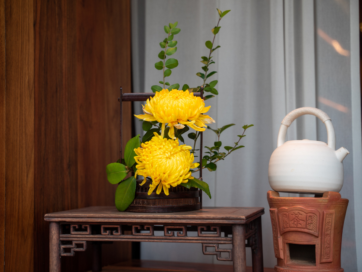 橱窗的菊花茶壶