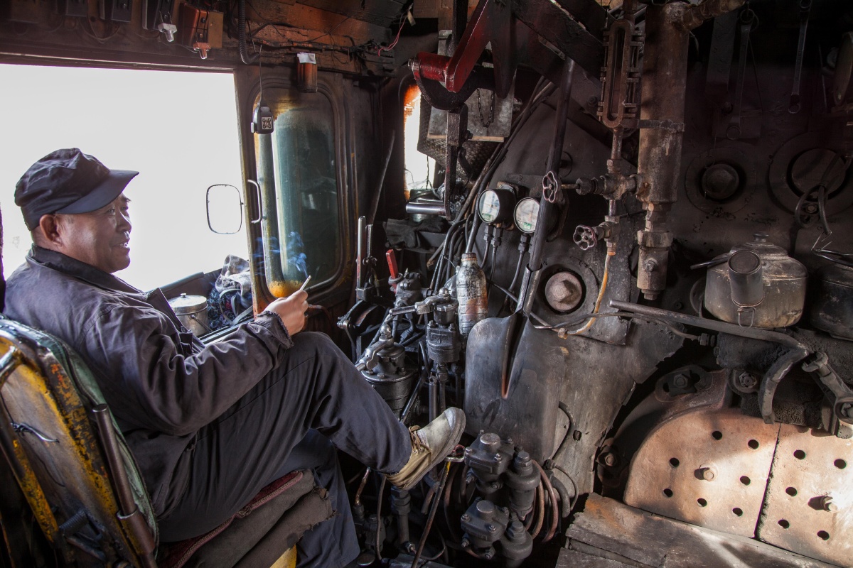 最后的蒸汽火车哈密三道岭露天煤矿