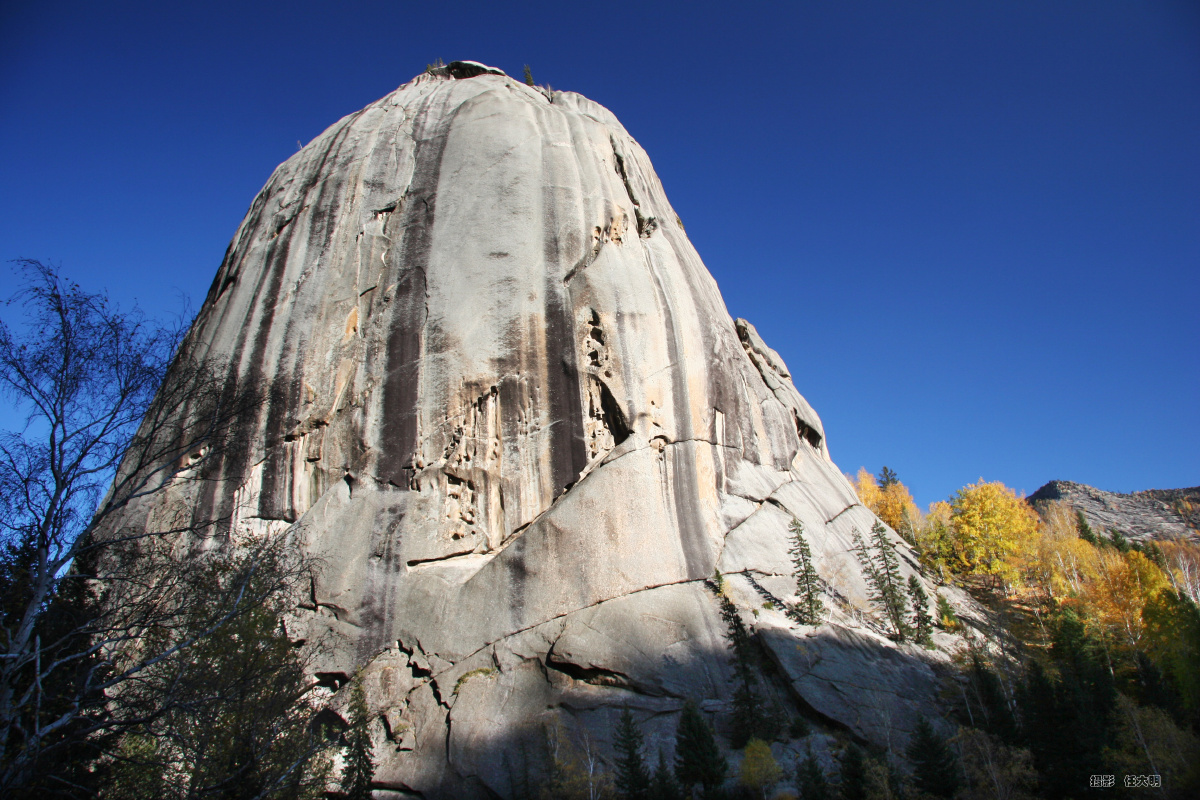 可可托海石钟山