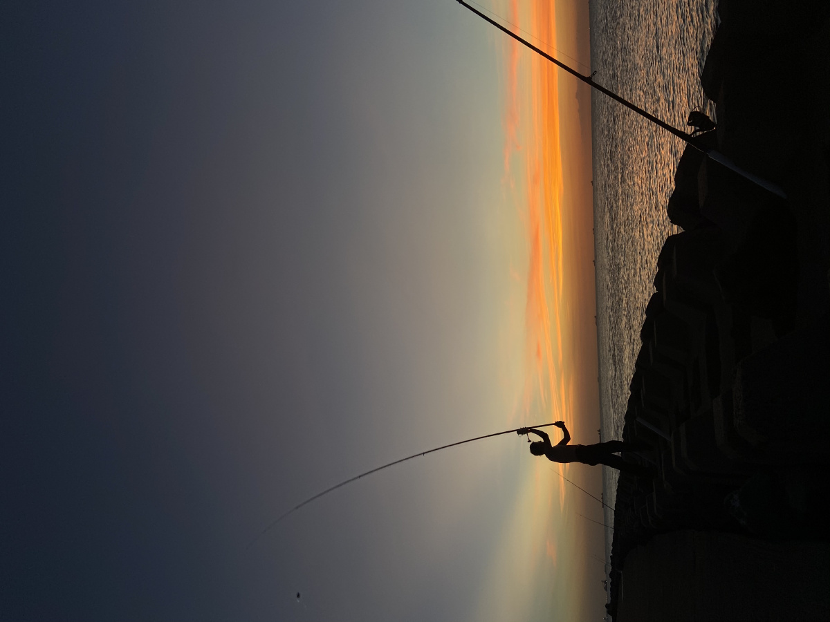 夕阳下的钓鱼人