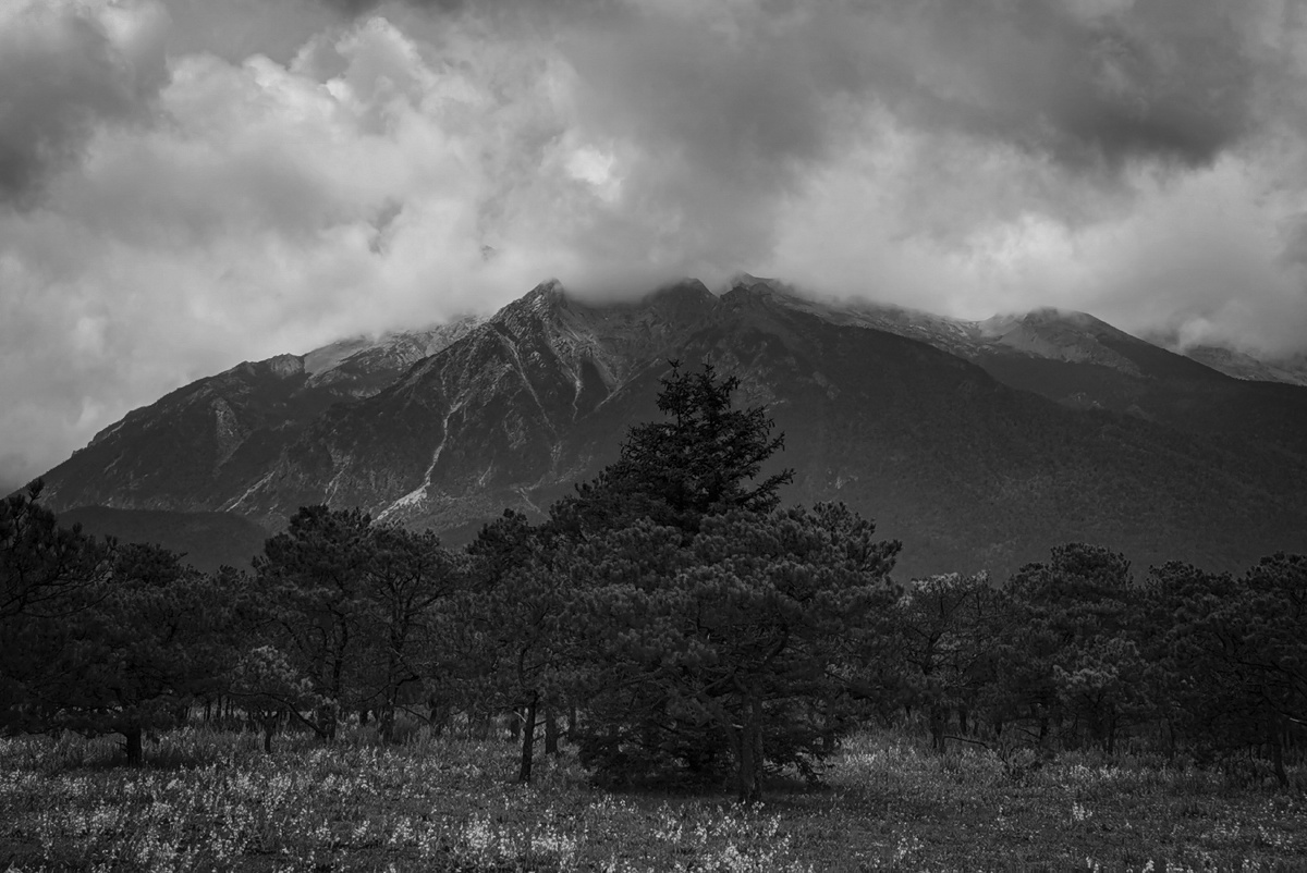 玉龙雪山黑白映像