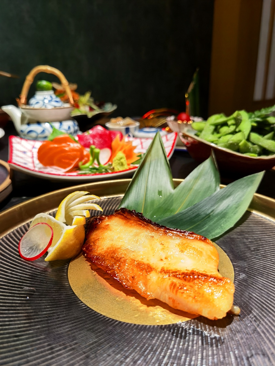 和朋友小聚去吃了一家日料点菜品种类齐全摆盘很精致羊排肉质紧实鹅肝