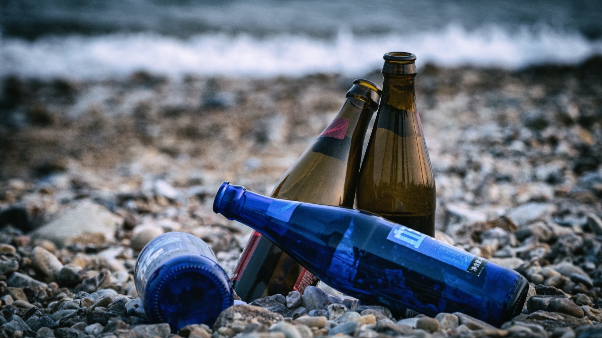 海边被随意摆放的啤酒瓶