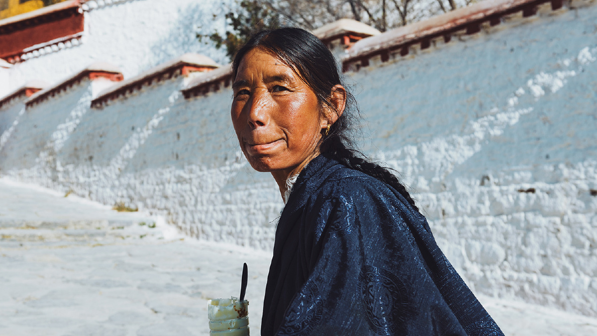 布达拉宫里的藏族女人.