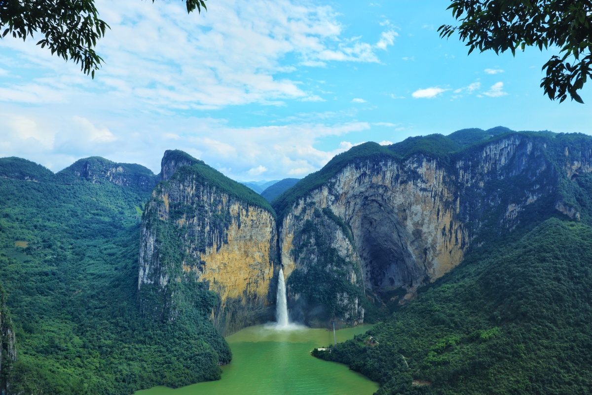 清江河上蝴蝶岩.