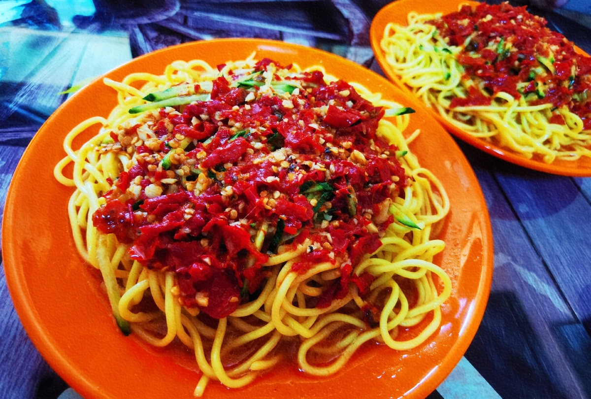 新疆特色滚辣皮子黄面