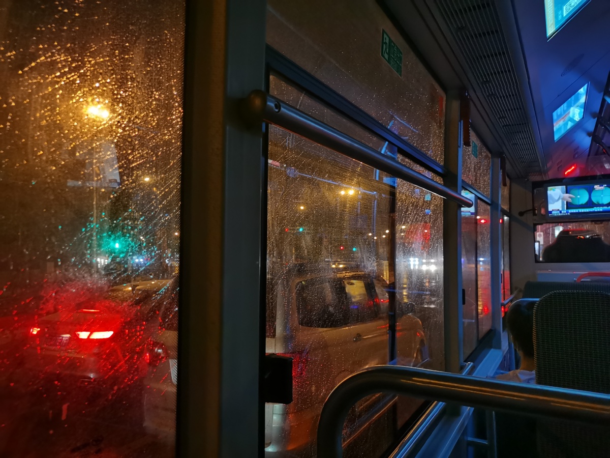 雨夜的公交